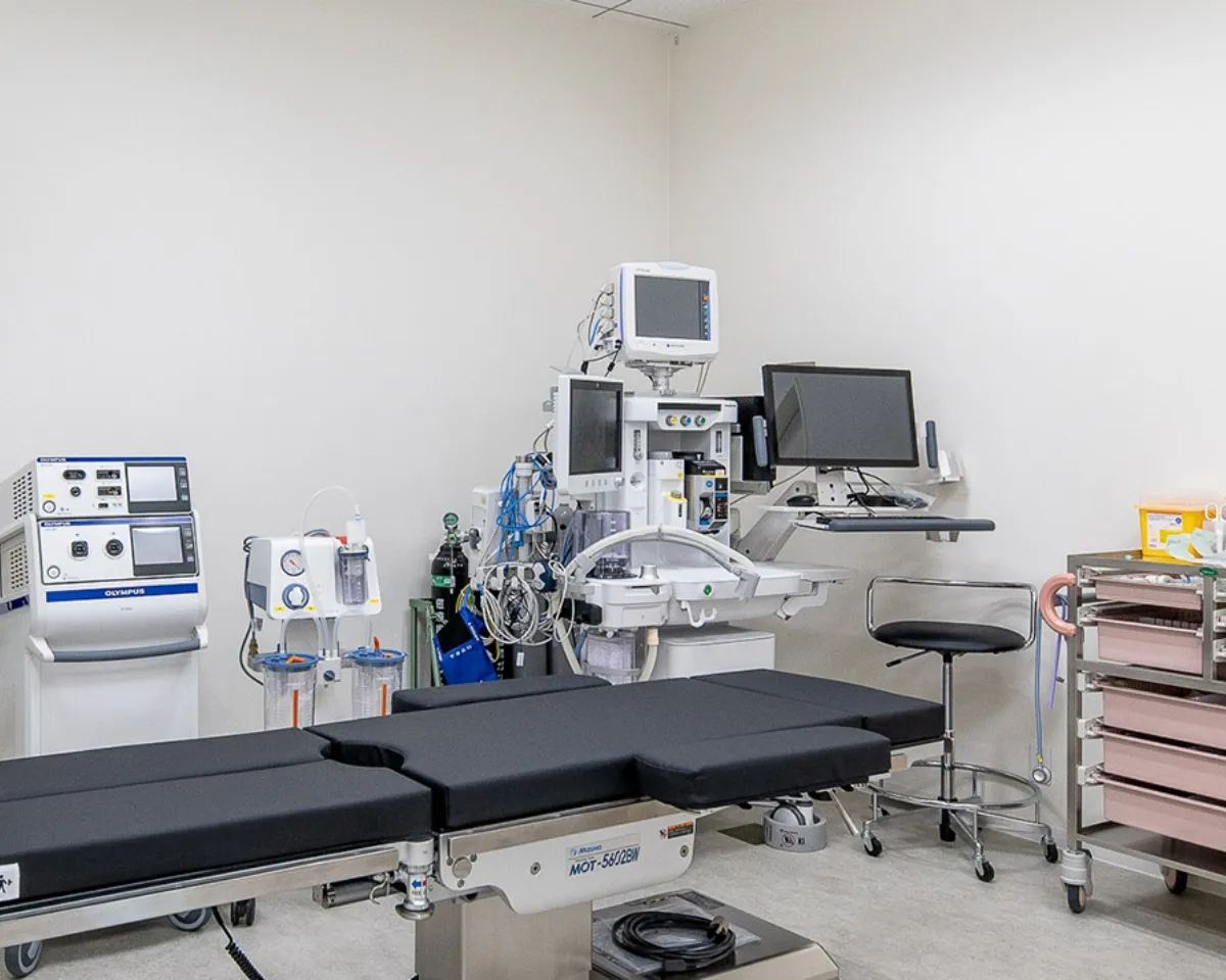 手術をしている岩村宣亜医師